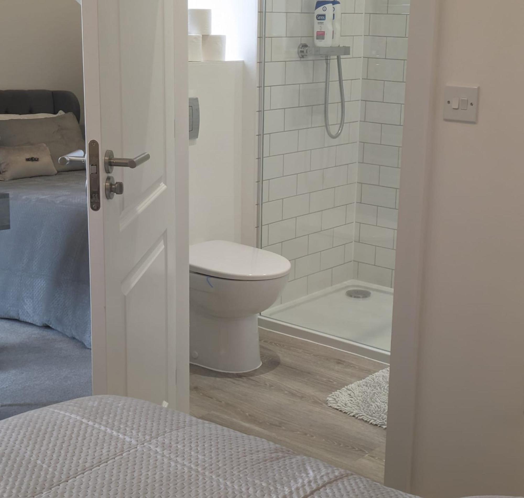 Contemporary Double Ensuite Room Birmingham Exterior photo